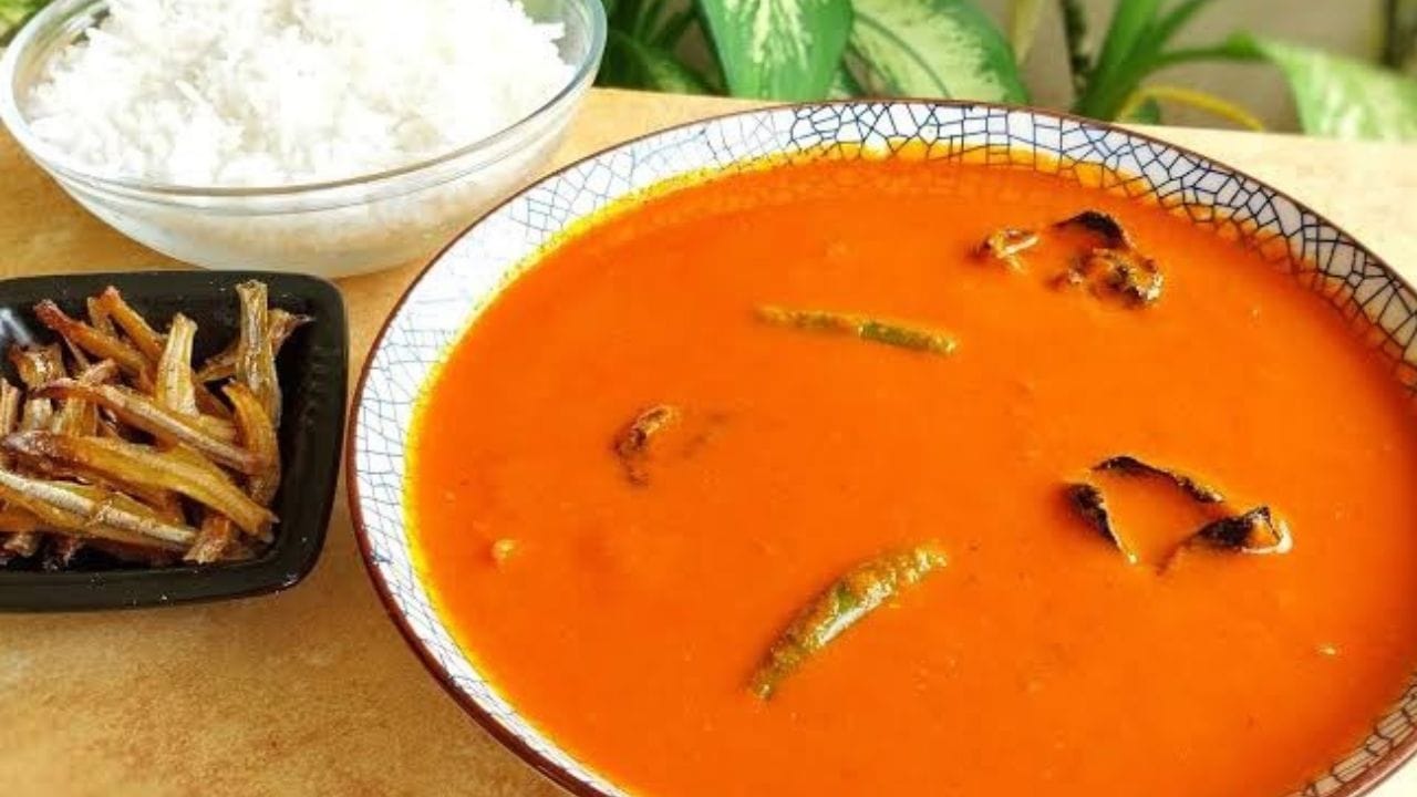 താളിച്ചൊഴിക്കുന്നതിനായി, ഒരു ചെറിയ പാനിൽ അല്പം വെളിച്ചെണ്ണ ചൂടാക്കുക. അതിലേക്ക് അരിഞ്ഞുവെച്ച ചെറിയ ഉള്ളി ചേർത്ത് സ്വർണ്ണനിറമാകുന്നതുവരെ വഴറ്റുക. ശേഷം ഉണക്കമുളക്, കറിവേപ്പില, അര ടീസ്പൂൺ മുളകുപൊടി എന്നിവ ചേർത്ത് അല്പനേരം കൂടി വഴറ്റിയ ശേഷം ഈ മിശ്രിതം കറിയിലേക്ക് ഒഴിക്കുക. ചോറ്, അപ്പം അല്ലെങ്കിൽ കേരളീയ ശൈലിയിലുള്ള മറ്റ് വിഭവങ്ങൾക്കൊപ്പം വിളമ്പാൻ പാകത്തിന് 'ഫിഷ്ലെസ് ഫിഷ് കറി' തയ്യാർ.