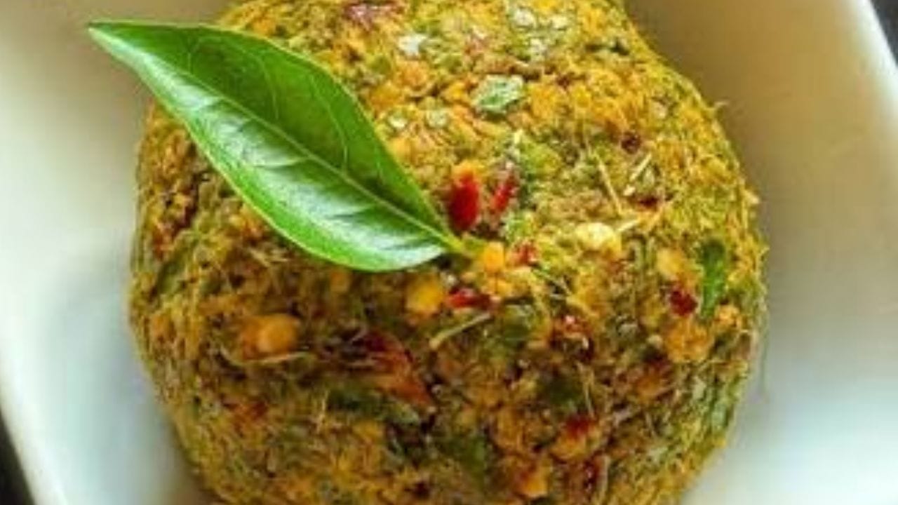 ഇത് തയ്യാറാക്കാൻ ആദ്യമായി ചെയ്യേണ്ടത് ഈ രണ്ട് ഇലകളും നന്നായി ഉണക്കിയെടുക്കുകയാണ്.അതായത് നാരകത്തിന്റെ ഇലയും കറിവേപ്പിലയും നന്നായി കഴുകി വൃത്തിയാക്കിയ ശേഷം ഒട്ടും ഈർപ്പമില്ലാതെ തുടച്ച് ഉണക്കിയെടുക്കുക. തുടർന്ന് ഇത് രണ്ടും പൊടിച്ചെടുക്കണം.