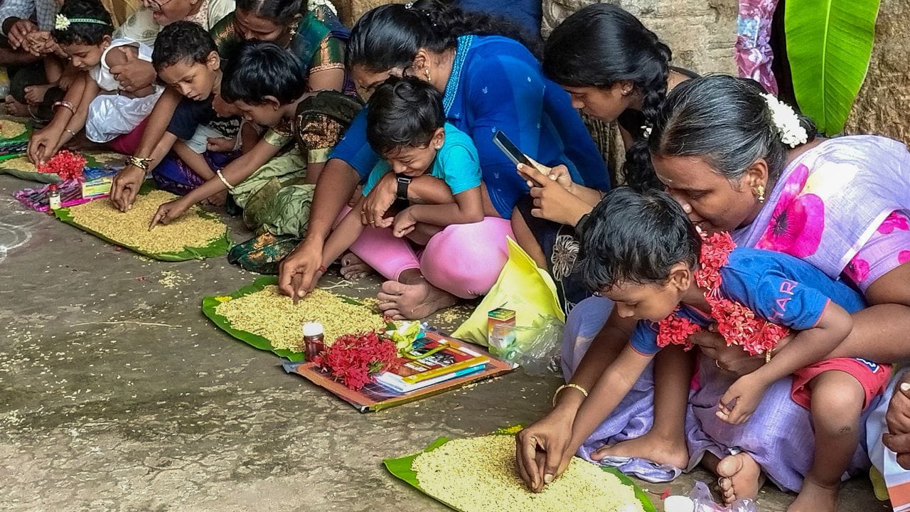 ഹരിശ്രീ കുറിച്ച് അറിവിന്റെ വാതിൽ തുറക്കുന്ന മക്കൾക്ക് എല്ലാവിധ ആശംസകളും നേരുന്നു,  വെളിച്ചമാണ് അറിവ് വിദ്യാരംഭ ദിനം ആശംസകൾ.