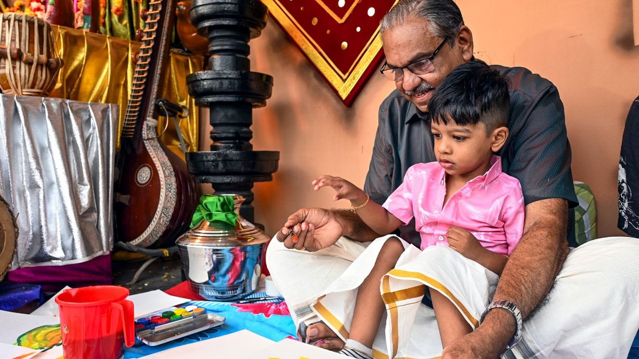 അക്ഷരത്തിന്റെ വെളിച്ചം ജീവിതത്തെ നയിക്കട്ടെ, അറിവിന്റെ തുടക്കം അക്ഷരത്തിൽ നിന്നാകട്ടെ, വിദ്യയാകുന്ന വെളിച്ചത്തിലേക്ക് പ്രാർത്ഥനയോടെ കടക്കാം, വിദ്യ വെളിച്ചത്തിന്റെ ലോകം തുറക്കട്ടെ - വിദ്യാരംഭദിന ആശംസകൾ നേരുന്നു.