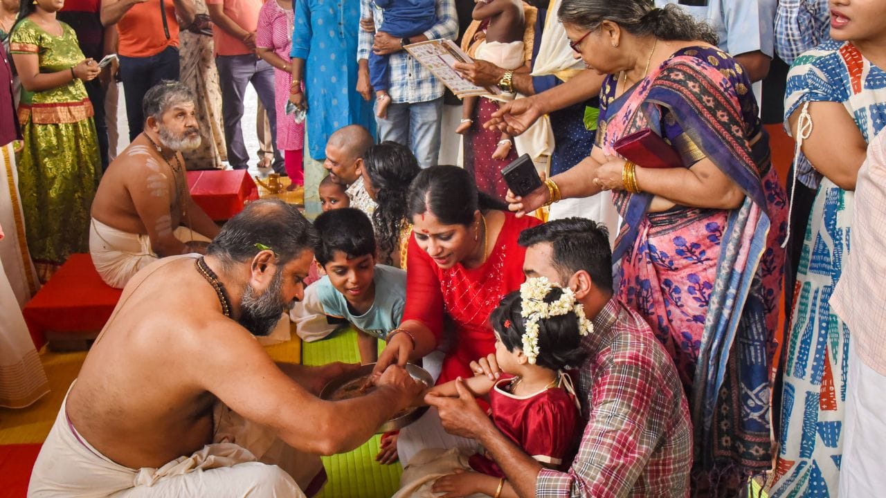  നല്ലൊരു ഭാവിക്കായി പ്രാർത്ഥനയോടെ ആദ്യക്ഷരം എഴുതാം, വിദ്യാധനം സർവ്വധനാൽ പ്രധാനം,  ഹരിശ്രീ കുറിക്കാം അറിവിൻ ലോകത്തേക്ക്, വിജയം വിദ്യയിൽ നിന്ന് ആകട്ടെ വിജയദശമി ദിനാശംസകൾ.