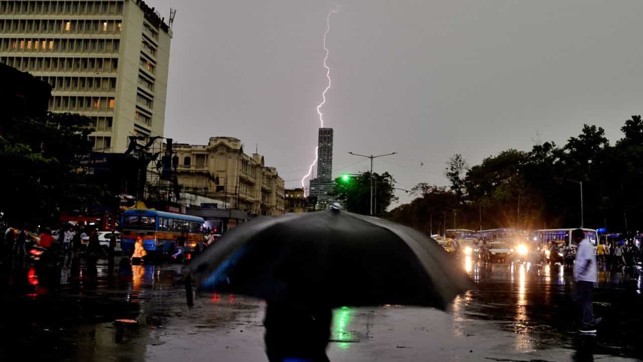 Kerala Weather Forecast: തുലാവർഷം എന്നുമുതൽ? ഉച്ചയ്ക്ക് ശേഷം മഴ സാധ്യത ഈ ജില്ലകളിൽ മാത്രം Kerala Weather Forecast: തുലാവർഷം എന്നുമുതൽ? ഉച്ചയ്ക്ക് ശേഷം മഴ സാധ്യത ഈ ജില്ലകളിൽ മാത്രം