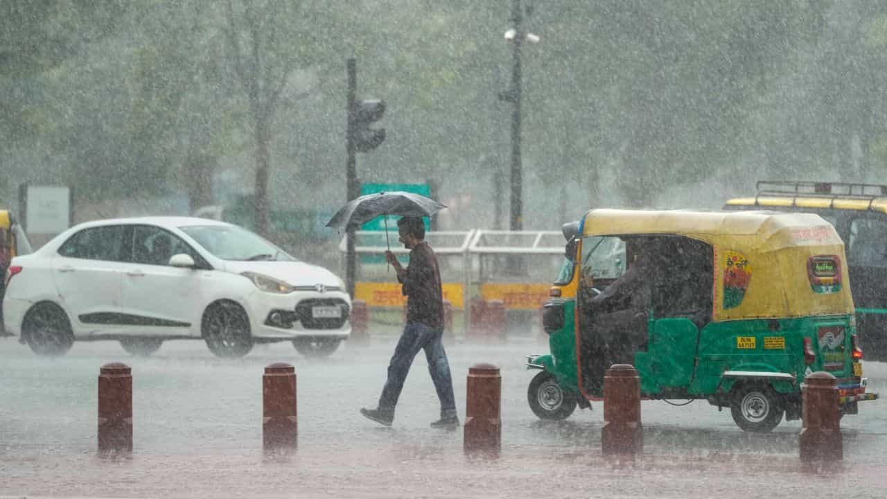 Kerala Weather Update: തുലാവർഷം തകർക്കും? സംസ്ഥാനത്ത് ഇന്ന് മഴ ഈ ജില്ലകളിൽ മാത്രം Kerala Weather Update: തുലാവർഷം തകർക്കും? സംസ്ഥാനത്ത് ഇന്ന് മഴ ഈ ജില്ലകളിൽ മാത്രം