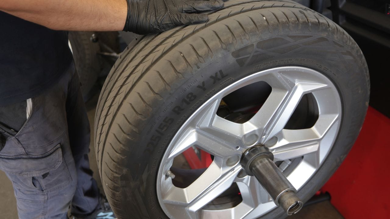 റോഡിലെ കുഴികളിൽ വേഗത്തിൽ ചെന്ന് ചാടുമ്പോഴോ സസ്പെൻഷൻ ഭാഗങ്ങൾക്ക് തകരാറുണ്ടാകുമ്പോഴോ ആണ് പ്രധാനമായും അലൈൻമെന്റ് തെറ്റുന്നത്. എന്നാൽ ടയർ മാറ്റുമ്പോഴോ അല്ലെങ്കിൽ ടയർ തേഞ്ഞുപോകുമ്പോഴോ ആണ് ഭാരവ്യത്യാസം കാരണം ബാലൻസിങിൽ വ്യത്യാസം വരുന്നത്. ഈ വ്യത്യാസം മനസ്സിലാക്കി കൃത്യമായ ഇടവേളകളിൽ ബാലസിംഗും അലൈൻമെന്റും ചെയ്യുക, അത് ടയറിന്റെ ആയുസ്സ് കൂട്ടുകയും സുഖകരമായ യാത്ര സമ്മാനിക്കുകയും ചെയ്യും.