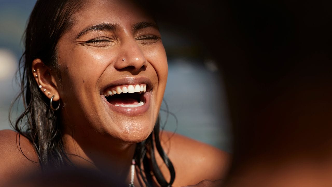 കാലില് ധരിക്കുന്ന പാദസരത്തിനും ഇന്ത്യന് സംസ്കാരത്തില് പ്രത്യേക സ്ഥാനമുണ്ട്. പാദസരം ചലിക്കുമ്പോള് ഉണ്ടാകുന്ന നേര്ത്ത ശബ്ദം പലപ്പോഴും സ്ത്രീത്വത്തിന്റെയും സൗന്ദര്യത്തിന്റെയും പ്രതീകമായി കണക്കാക്കപ്പെടുന്നു. പഴയകാല വീടുകളില് പാദസരത്തിന്റെ ശബ്ദത്തിന് മറ്റൊരു പ്രായോഗിക അര്ഥവും ഉണ്ടായിരുന്നു. വീട്ടിലെ ഒരു ഭാഗത്തുനിന്ന് മറ്റൊരിടത്തേക്ക് ഒരാള് എത്തുന്നതിന്റെ സൂചനയായി ഈ ശബ്ദം മാറിയിരുന്നു. വെള്ളിയില് നിര്മിച്ച പാദസരങ്ങളാണ് പരമ്പരാഗതമായി കൂടുതല് ഉപയോഗിച്ചിരുന്നത്. അരയ്ക്കു താഴെ സ്വര്ണം ധരിക്കുന്നത് ഒഴിവാക്കുന്ന ചില ആചാരങ്ങളാണ് ഇതിന് പിന്നിലുള്ളത്. അതിനാല് കാലിലെ ആഭരണങ്ങളില് വെള്ളിക്ക് കൂടുതല് പ്രാധാന്യം ലഭിച്ചു.