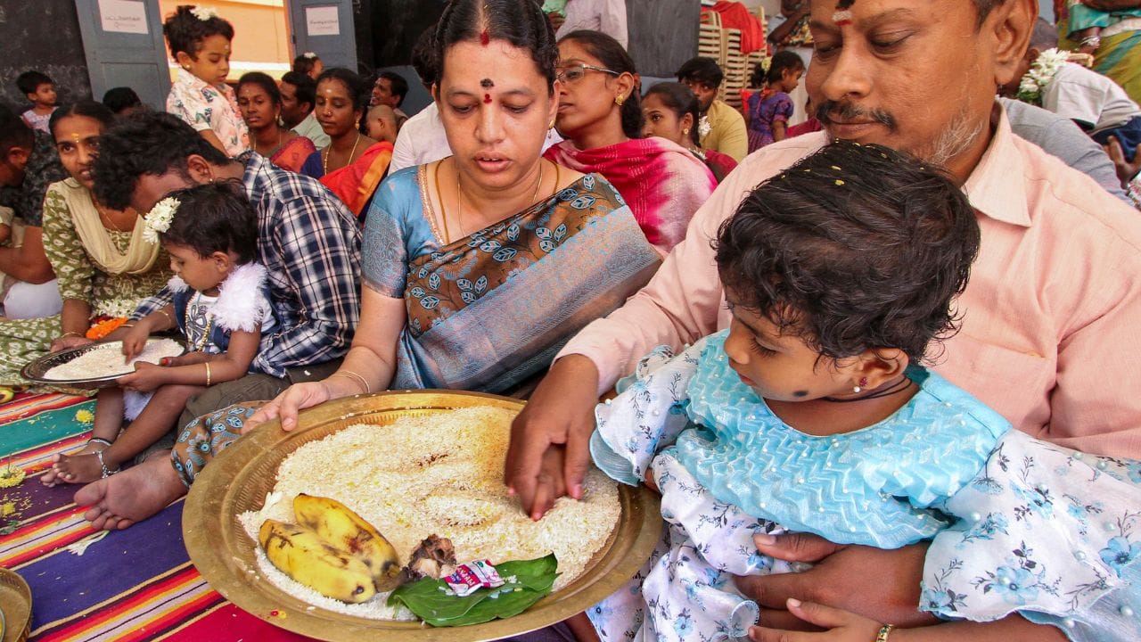  അക്ഷരമെഴുതി വിദ്യയുടെ ലോകത്തേക്ക്  യാത്ര തുടങ്ങാം, അക്ഷരങ്ങൾ അറിവായി തീരട്ടെ,  ഗുരുക്കന്മാരുടെ അനുഗ്രഹത്തോടെ ആദ്യാക്ഷരം കുറിക്കാം, തുടക്കം ഹരിശ്രീയിൽ നിന്ന് നേരുന്നു വിദ്യാരംഭം ആശംസകൾ.