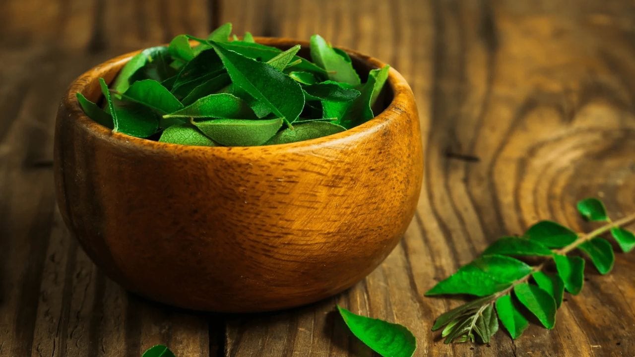 തീ പരമാവധി കുറച്ചുവെച്ച് എണ്ണ തിളപ്പിക്കുക. കറിവേപ്പിലയുടെയും മറ്റ് ചേരുവകളുടെയും സത്ത് പൂർണ്ണമായും എണ്ണയിലേക്ക് ഇറങ്ങുന്നത് വരെ ഏകദേശം 10-12 മിനിറ്റ് ഇളക്കിക്കൊടുക്കുക. കറിവേപ്പിലയുടെ പച്ചനിറം മാറി മൊരിഞ്ഞു തുടങ്ങുകയും എണ്ണയ്ക്ക് നല്ല പച്ച കലർന്ന കടും നിറം വരികയും ചെയ്യുമ്പോൾ തീ അണയ്ക്കാം. എണ്ണ പൂർണ്ണമായും തണുത്ത ശേഷം ഒരു കോട്ടൺ തുണിയോ സ്ട്രെയ്നറോ ഉപയോഗിച്ച് അരിച്ചെടുത്ത് ഈർപ്പമില്ലാത്ത ഗ്ലാസ് കുപ്പിയിലാക്കി എണ്ണ സൂക്ഷിക്കുക.
