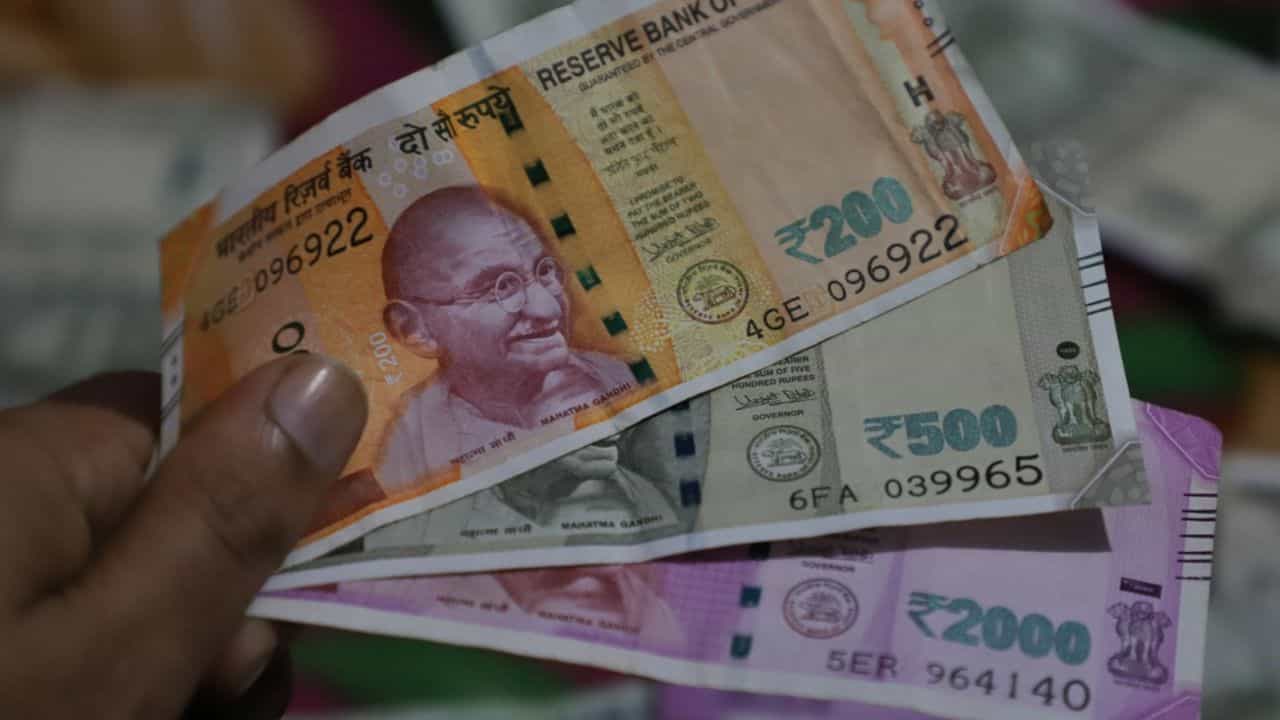DA Hike: ഡിഎ ഇനി 37%, സർക്കാർ ജീവനക്കാർക്ക് നവംബറിൽ എത്ര കിട്ടും? പെൻഷനും കൂടും DA Hike: ഡിഎ ഇനി 37%, സർക്കാർ ജീവനക്കാർക്ക് നവംബറിൽ എത്ര കിട്ടും? പെൻഷനും കൂടും