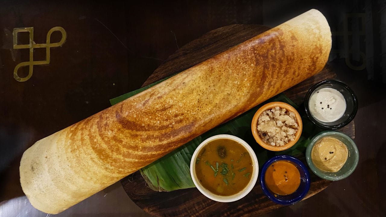 വീടുകളിൽ ദോശ ഉണ്ടാക്കുമ്പോൾ കല്ലിൽ മാവ് ഒട്ടിപ്പിടിച്ച് ദോശ മുറിഞ്ഞുപോകുന്നത് സാധാരണ നേരിടുന്ന ഒരു പ്രശ്നമാണ്. എന്നാൽ ഇനി ആ ടെൻഷൻ വേണ്ട. കല്ലിൽ ഒട്ടിപിടിക്കാതെ നല്ല രുചികരമായ സോഫ്റ്റായ ദോശ ഉണ്ടാക്കാൻ സഹായിക്കുന്ന ചില പൊടിക്കൈകളുണ്ട്. അവ അറിഞ്ഞാലോ... ക്രിസ്പിയായ കനം കുറഞ്ഞ ദോശ ഈ ടിപ്പുകൾ ഉപയോഗിച്ചു ട്രൈ ചെയ്യാം. (Image Credit source: Getty Images)
