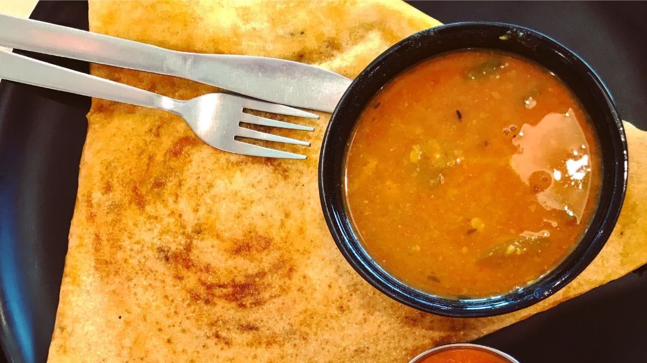 സവാളയും എണ്ണയും ഉപയോഗിച്ചും ഈ പ്രശ്നത്തിന് പരിഹാരം കണ്ടെത്താൻ കഴിയും. മാവ് ഒഴിക്കുന്നതിന് മുൻപ് ഒരു കഷണം സവാളയോ  ഉരുളക്കിഴങ്ങോ ഉപയോഗിച്ച് തവയിൽ എണ്ണ തേച്ചുപിടിപ്പിക്കുക. ഇത് ദോശ തവയിൽ ഒട്ടുന്നത് തടയുകയും ദോശ എളുപ്പത്തിൽ ഇളകിപ്പോരാൻ സഹായിക്കുകയും ചെയ്യും.
