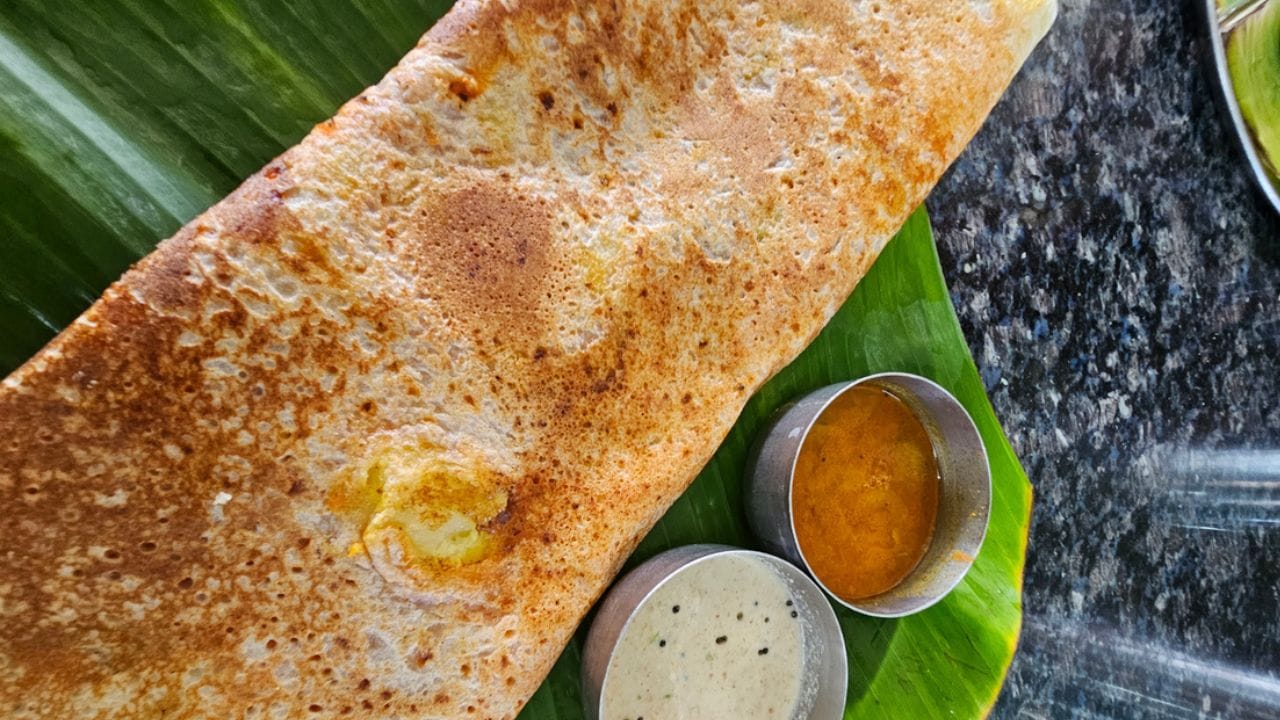 ദോശമാവ് അമിതമായി കട്ടിയുള്ളതോ വെള്ളം പോലെ അയഞ്ഞതോ ആകരുത്. കട്ടിയുള്ള മാവാണെങ്കിൽ തവയിൽ പരത്തുമ്പോൾ ഒട്ടിപ്പിടിക്കാൻ സാധ്യത കൂടുതലാണ്. അതിനാൽ ദോശ മാവിന്റെ പരിവവും ശ്രദ്ധിക്കേണ്ടതാണ്.
