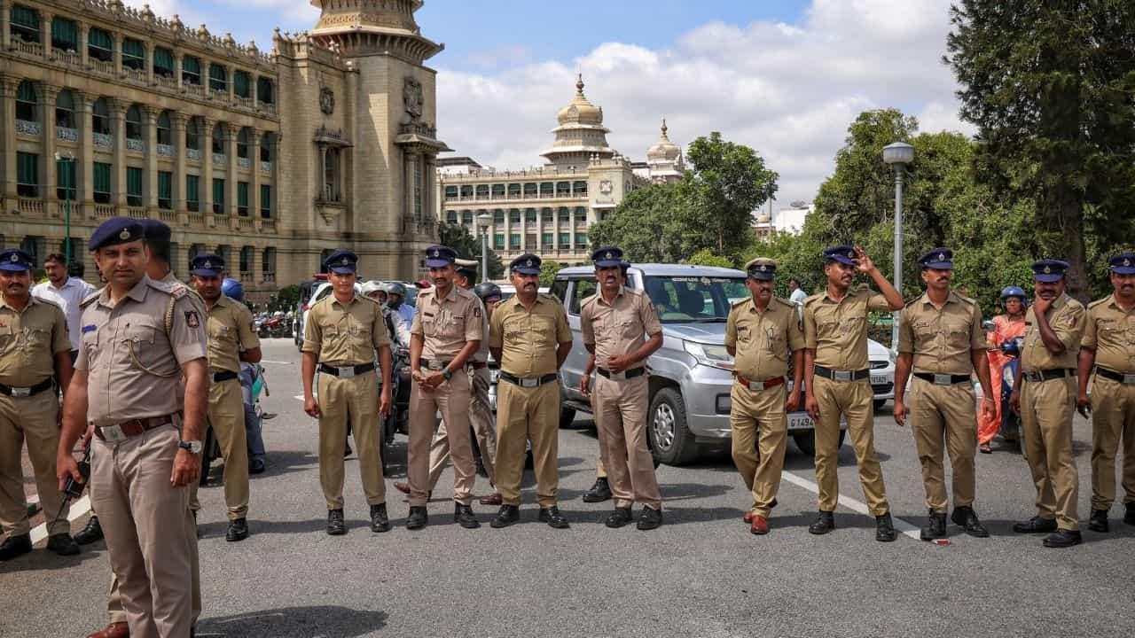 ബെംഗളൂരുവിൽ കള്ളനോട്ട് വേട്ട; 21.68 ലക്ഷം രൂപയുടെ നോട്ടുകൾ പിടികൂടി ബെംഗളൂരുവിൽ കള്ളനോട്ട് വേട്ട; 21.68 ലക്ഷം രൂപയുടെ നോട്ടുകൾ പിടികൂടി