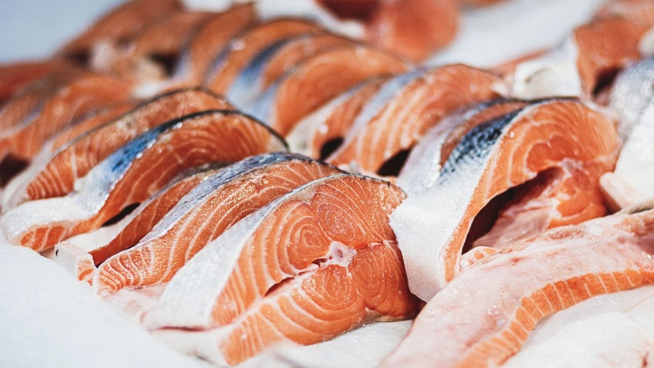 എല്ലാ മീനും കൂടി ഒരൊറ്റ വലിയ പാത്രത്തിൽ വെക്കാതെ, ഒരു ദിവസം പാചകം ചെയ്യാൻ ആവശ്യമായ അളവിൽ ചെറിയ ചെറിയ ഡപ്പികളിലോ കവറുകളിലോ ആക്കി സൂക്ഷിക്കുക. ഫ്രീസറിൽ നിന്ന് അടിക്കടി പുറത്തെടുത്ത് തണുപ്പ് മാറ്റുന്നതും വീണ്ടും ഫ്രീസറിൽ വെക്കുന്നതും മീൻ കേടാകാനും ഐസ് കൂടുതൽ കട്ടപിടിക്കാനും കാരണമാകും.