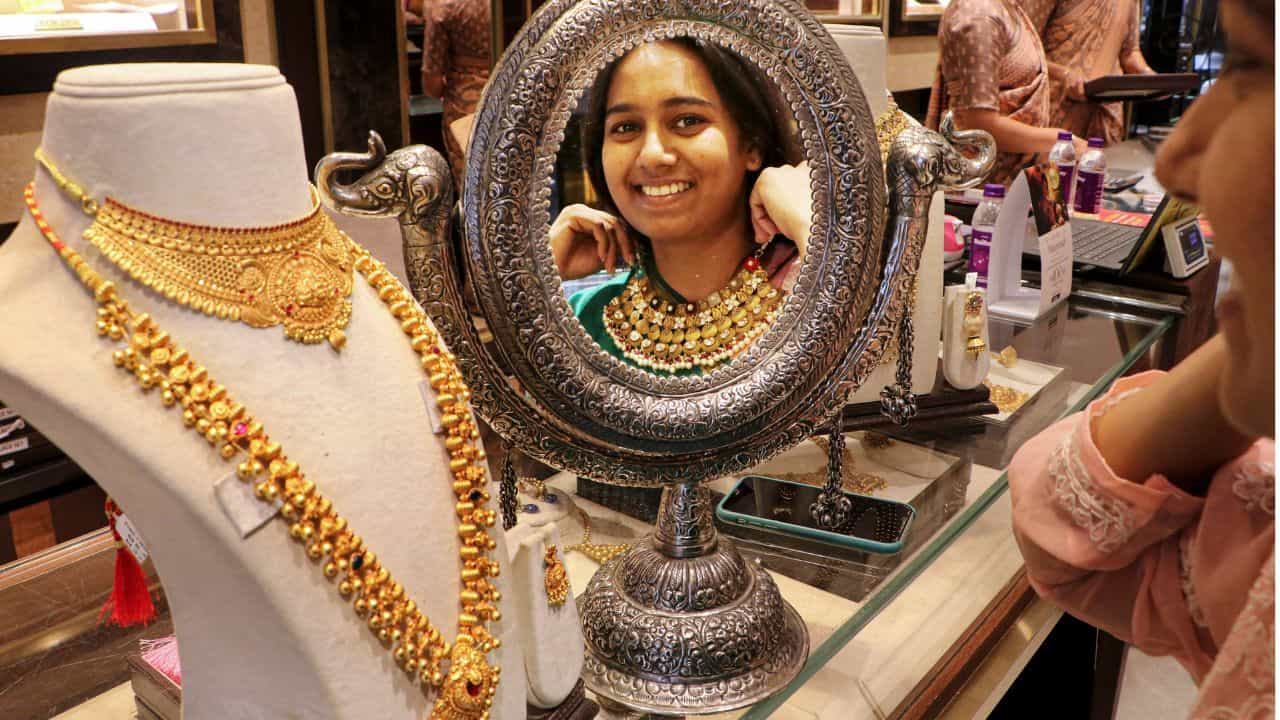 Kerala Gold Rate: സ്വർണ വില കുറഞ്ഞോ? ഇന്ന് പവന് എത്ര... Kerala Gold Rate: സ്വർണ വില കുറഞ്ഞോ? ഇന്ന് പവന് എത്ര...