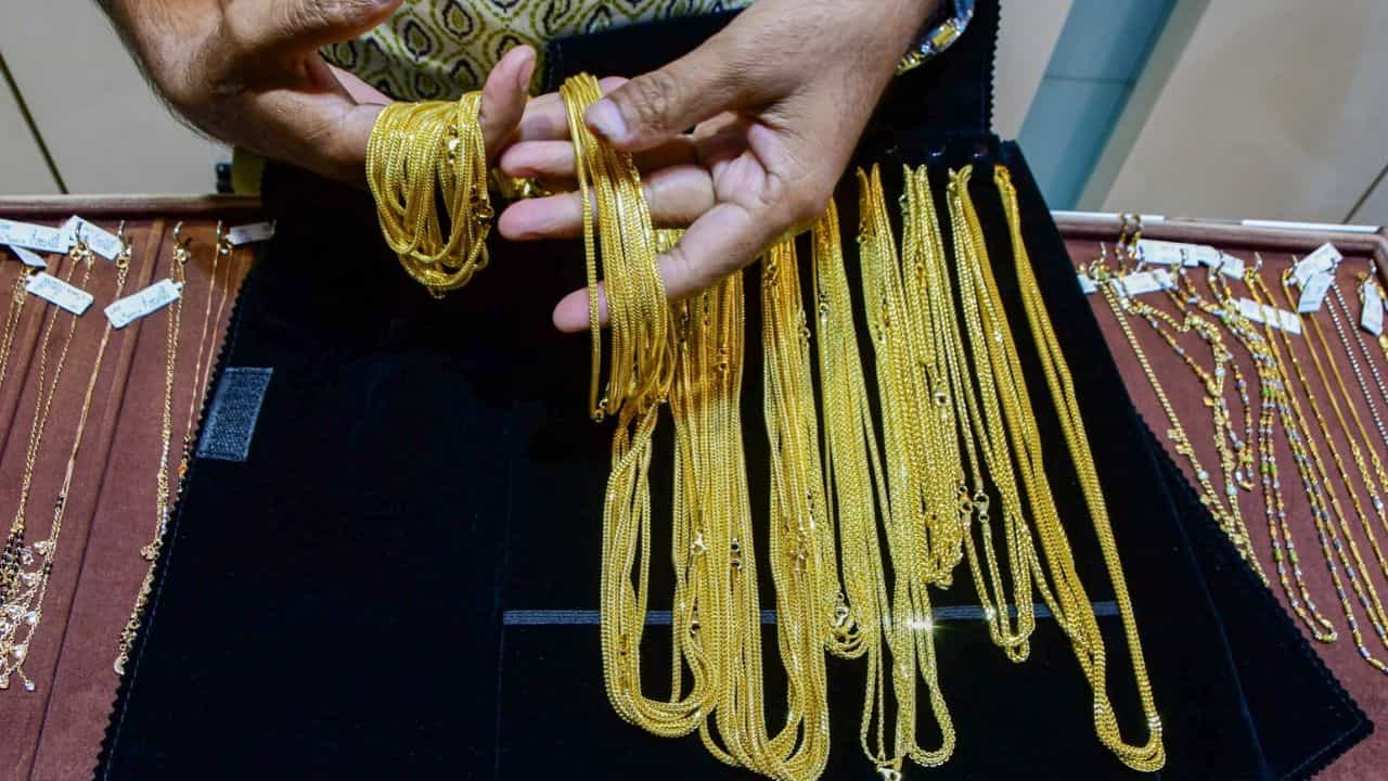 Kerala Gold Rate: ആദ്യാക്ഷരം കുറിച്ച കുഞ്ഞിന് സ്വർണം വാങ്ങണോ? ബ്രേക്കിട്ട് വില! ഇന്നത്തെ നിരക്ക് Kerala Gold Rate: ആദ്യാക്ഷരം കുറിച്ച കുഞ്ഞിന് സ്വർണം വാങ്ങണോ? ബ്രേക്കിട്ട് വില! ഇന്നത്തെ നിരക്ക്