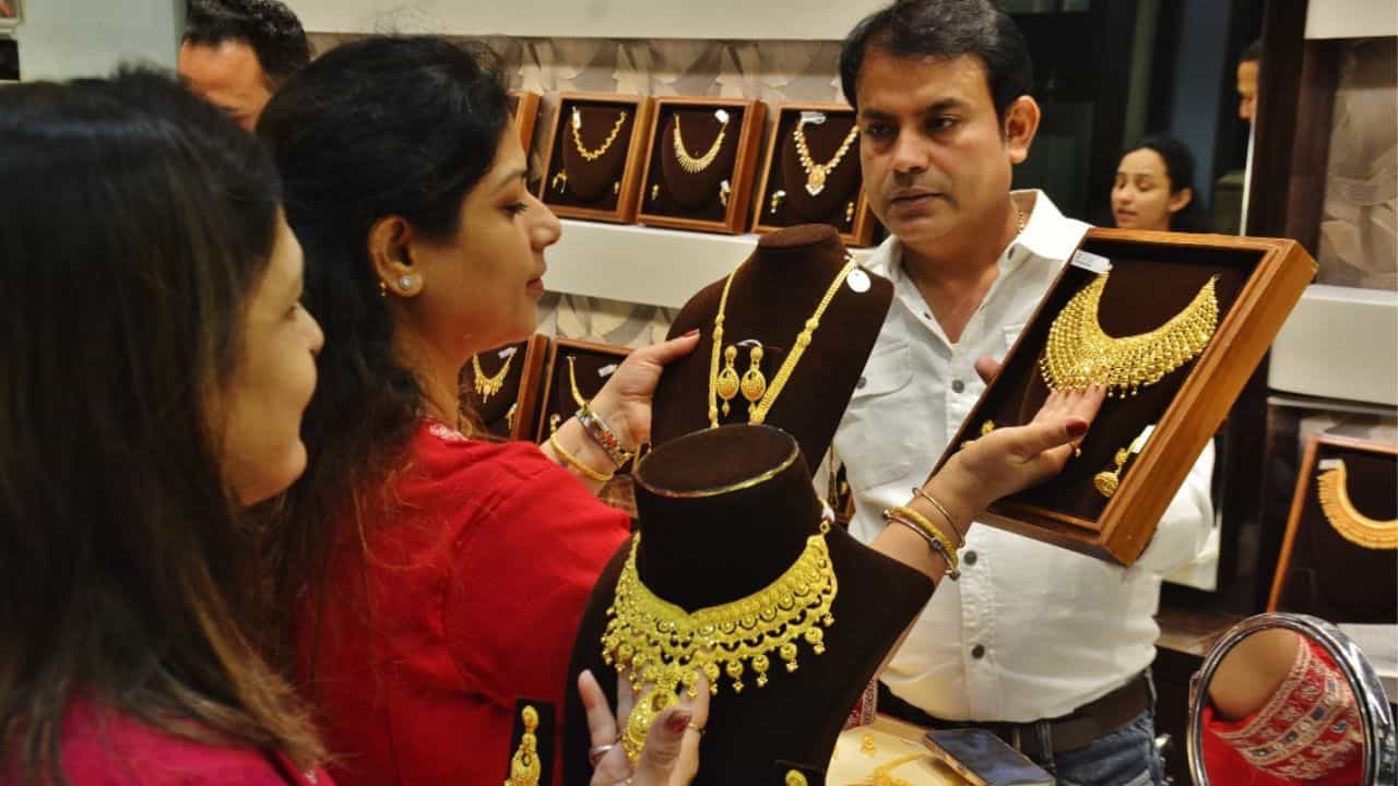 Kerala Gold Rate: സ്വർണം വാങ്ങുന്നില്ലേ, വില എപ്പോഴേ താഴ്ന്നു; ഇന്നത്തെ നിരക്ക്
