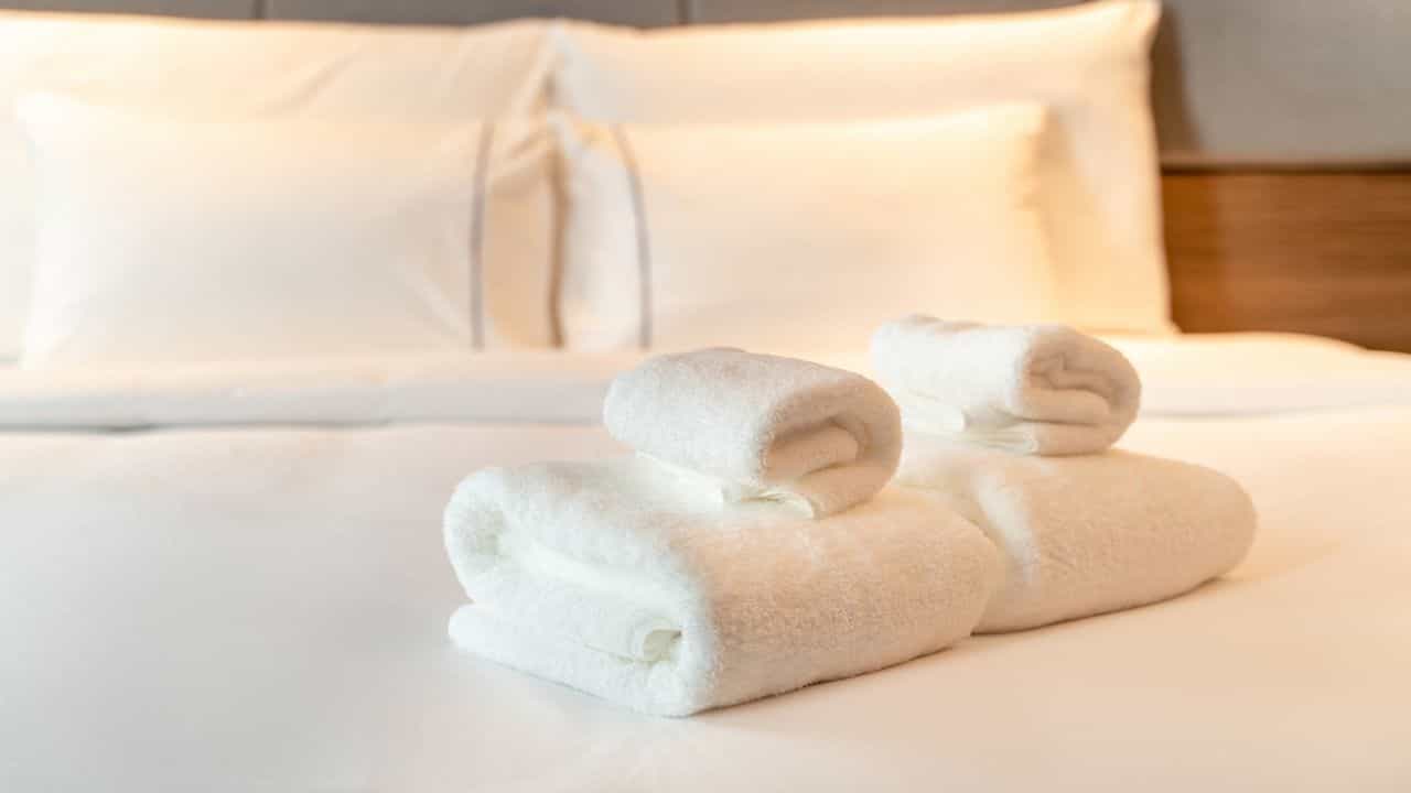 Hotel Bedsheet: ഹോട്ടലുകളിൽ വെള്ള ബെഡ്ഷീറ്റുകൾ മാത്രം ഉപയോഗിക്കുന്നത് എന്തുകൊണ്ട്? Hotel Bedsheet: ഹോട്ടലുകളിൽ വെള്ള ബെഡ്ഷീറ്റുകൾ മാത്രം ഉപയോഗിക്കുന്നത് എന്തുകൊണ്ട്?