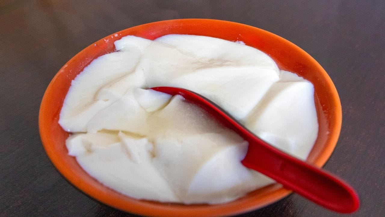 കാച്ചിയ മോരുകറി/ പുളിശ്ശേരി: നല്ല നാടൻ കാച്ചിയ മോരുകറിക്കും പുളിശ്ശേരിക്കും ഏറ്റവും അനുയോജ്യം നന്നായി പുളിച്ച തൈരാണ്. അല്പം തേങ്ങയും പച്ചമുളകും അരച്ചുചേർത്ത് കടുക് വറുത്തിട്ടാൽ സ്വാദിഷ്ടമായ മോരുകറി തയാറാക്കാം. തേങ്ങ അരച്ചു ചേർക്കുന്നത് അമിതമായ പുളി കുറച്ച് നിർത്താൻ സഹായിക്കും.