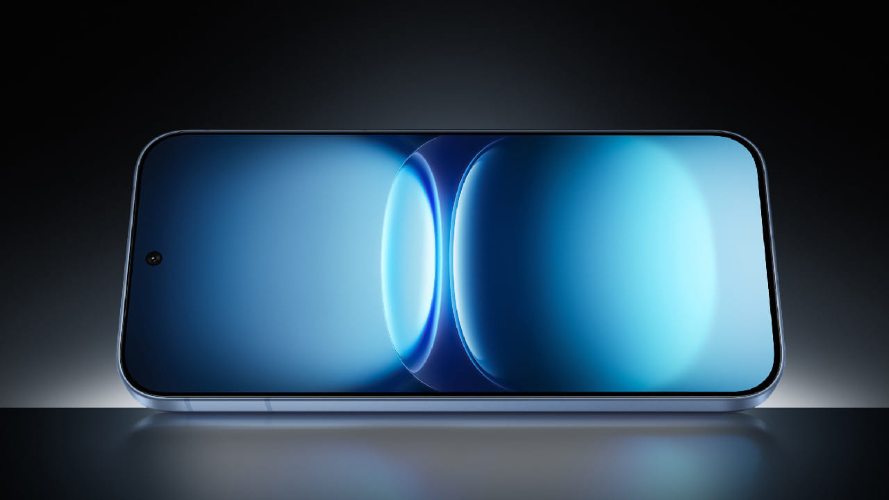 പ്രധാന ഫീച്ചറുകൾ: 6.59-ഇഞ്ച് 1.5K AMOLED ഡിസ്പ്ലേ, 144Hz റിഫ്രഷ് റേറ്റ്, ഷോട്ട് ഷീൽഡ് ഗ്ലാസ് പ്രൊട്ടക്ഷൻ, ഒക്ട കോർ സ്നാപ്ഡ്രാഗൺ 8 Gen 5 3nm പ്രോസസർ, അഡ്രിനോ 840 GPU, 12GB / 16GB LPDDR5x അൾട്രാ 9600Mbps റാം, 256GB/512GB/1TB UFS 4.1 സ്റ്റോറേജ്, ആൻഡ്രോയിഡ് 16 അടിസ്ഥാനമാക്കിയുള്ള ഒറിജിൻ OS 6 (4 ഒഎസ് അപ്ഡേറ്റുകളും 6 വർഷത്തെ സുരക്ഷാ അപ്ഡേറ്റുകളും ലഭിക്കും).