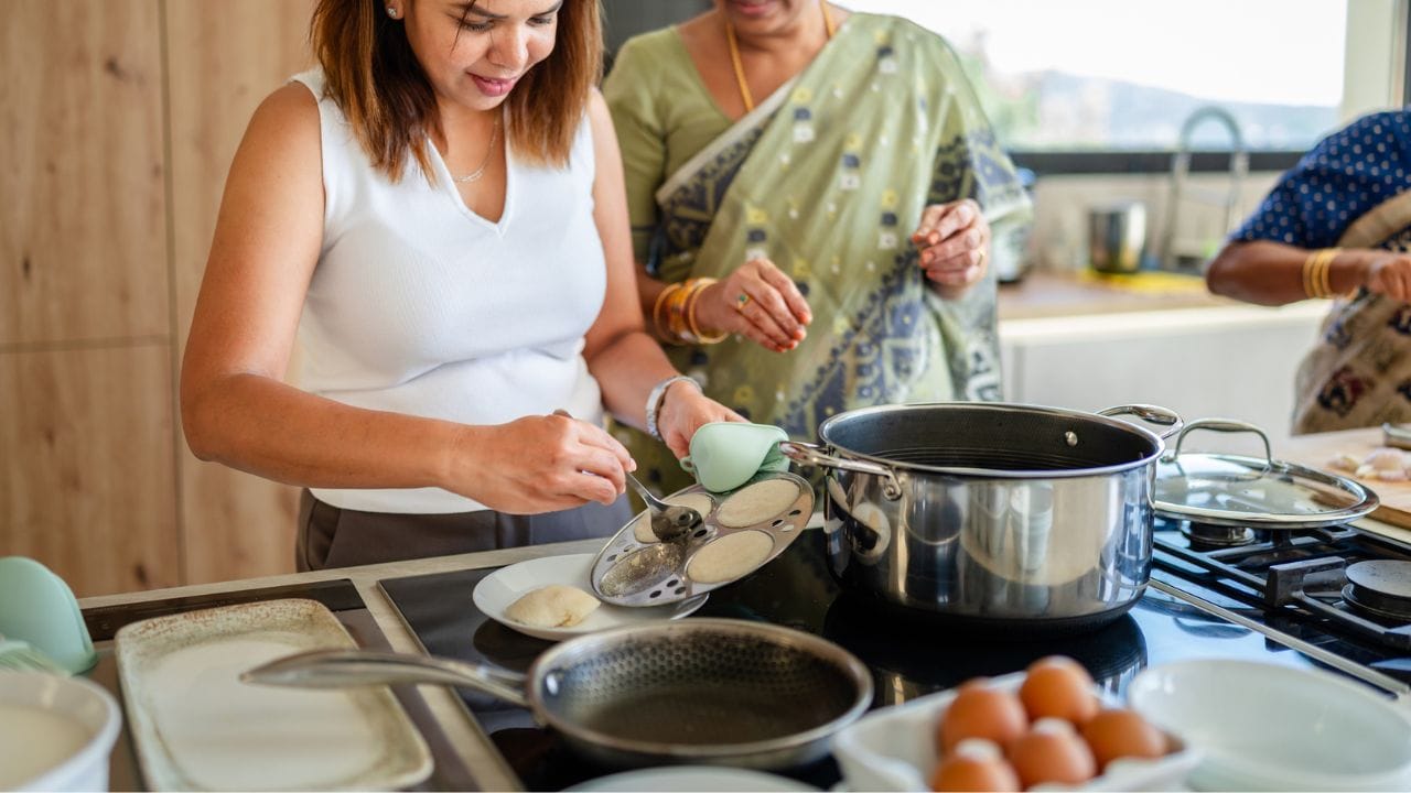 ഇഡ്ഡലി ഇളക്കിയെടുക്കാൻ ഉപയോഗിക്കുന്ന സ്പൂണിന്റെയോ കത്തിയുടെയോ അഗ്രം തണുത്ത വെള്ളത്തിൽ മുക്കിയ ശേഷം ഇഡ്ഡലിയുടെ വശങ്ങളിലൂടെ പതുക്കെ കോരിയെടുക്കുക. ഇത് ഇഡ്ഡലിയുടെ വശങ്ങൾ മുറിഞ്ഞുപോകാതെ ഭംഗിയോടെ കിട്ടാൻ സഹായിക്കും.