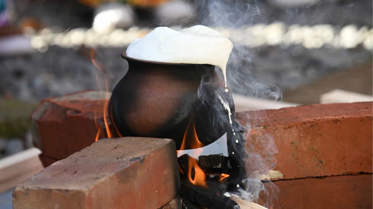 Vastu Tips:പാൽ തിളച്ചു തൂവുന്ന ദിശ പറയും നിങ്ങളുടെ ഭാഗ്യം! ഗൃഹപ്രവേശത്തിന് പാല് തിളപ്പിക്കുന്നതിന് പിന്നിലെ ആചാരവും വിശ്വാസങ്ങളും Vastu Tips:പാൽ തിളച്ചു തൂവുന്ന ദിശ പറയും നിങ്ങളുടെ ഭാഗ്യം! ഗൃഹപ്രവേശത്തിന് പാല് തിളപ്പിക്കുന്നതിന് പിന്നിലെ ആചാരവും വിശ്വാസങ്ങളും