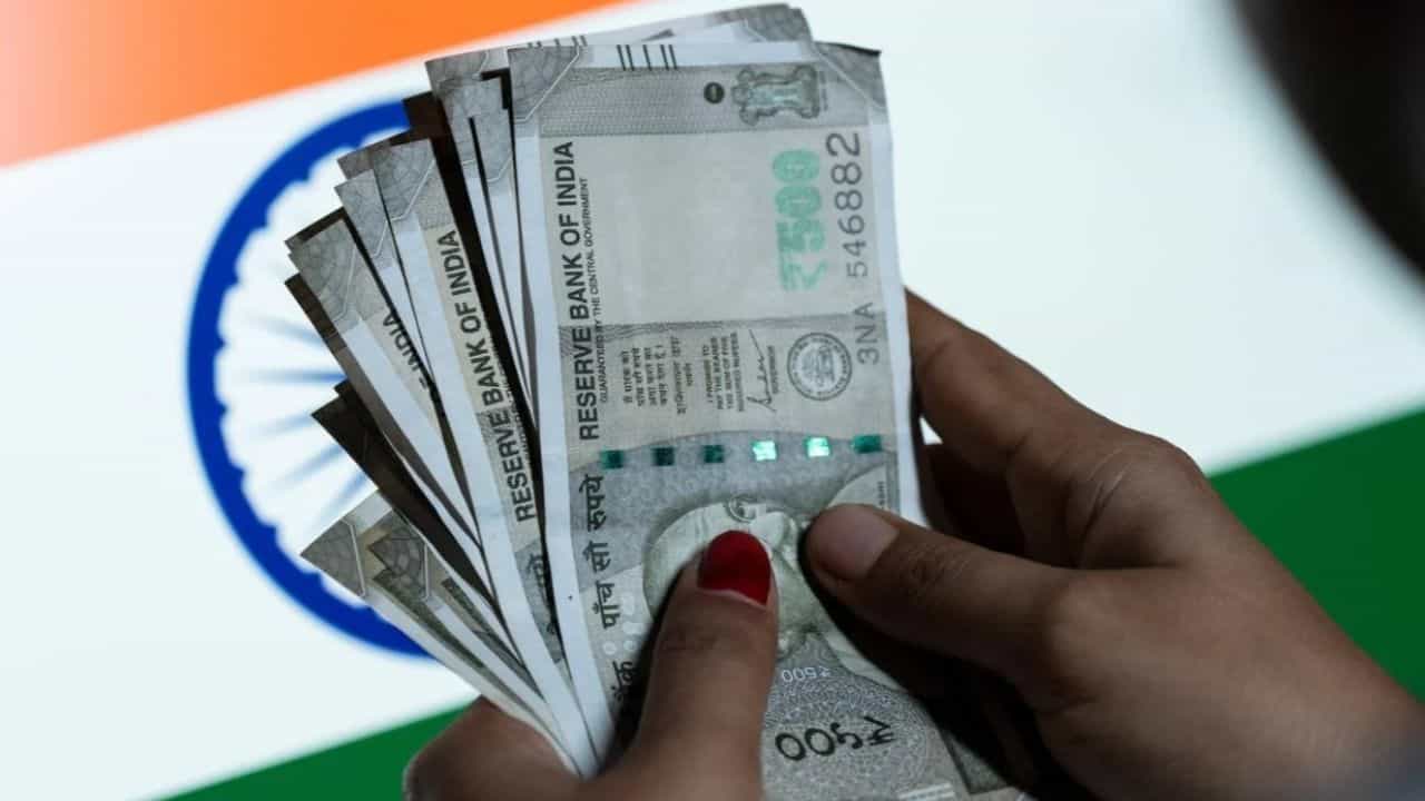 MLA Allowance: എംഎൽഎമാരുടെ അലവൻസ് ഒരു ലക്ഷമായേക്കും; ഇന്ന് മന്ത്രിസഭ പരിഗണിക്കും MLA Allowance: എംഎൽഎമാരുടെ അലവൻസ് ഒരു ലക്ഷമായേക്കും; ഇന്ന് മന്ത്രിസഭ പരിഗണിക്കും