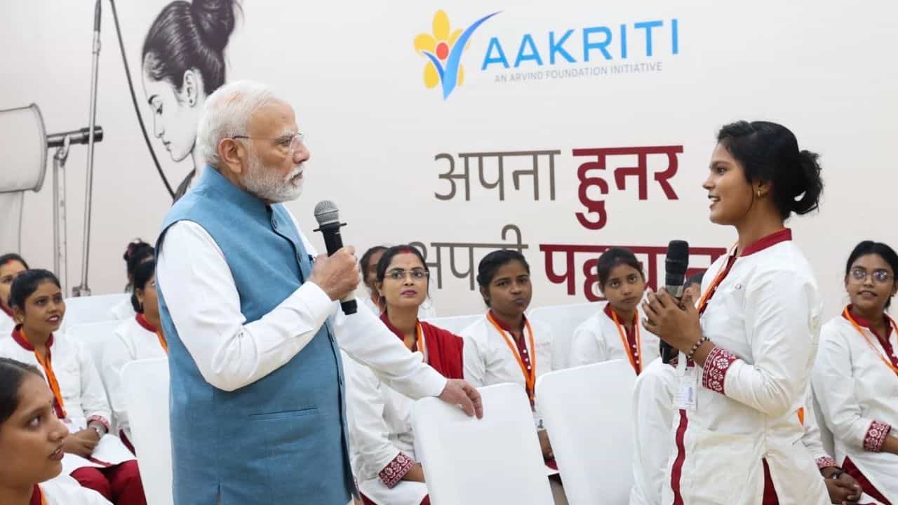 PM Modi: കാശിയിലെ സ്ത്രീകളുമായി സംവാദിച്ച് പ്രധാനമന്ത്രി നരേന്ദ്ര മോദി PM Modi: കാശിയിലെ സ്ത്രീകളുമായി സംവാദിച്ച് പ്രധാനമന്ത്രി നരേന്ദ്ര മോദി