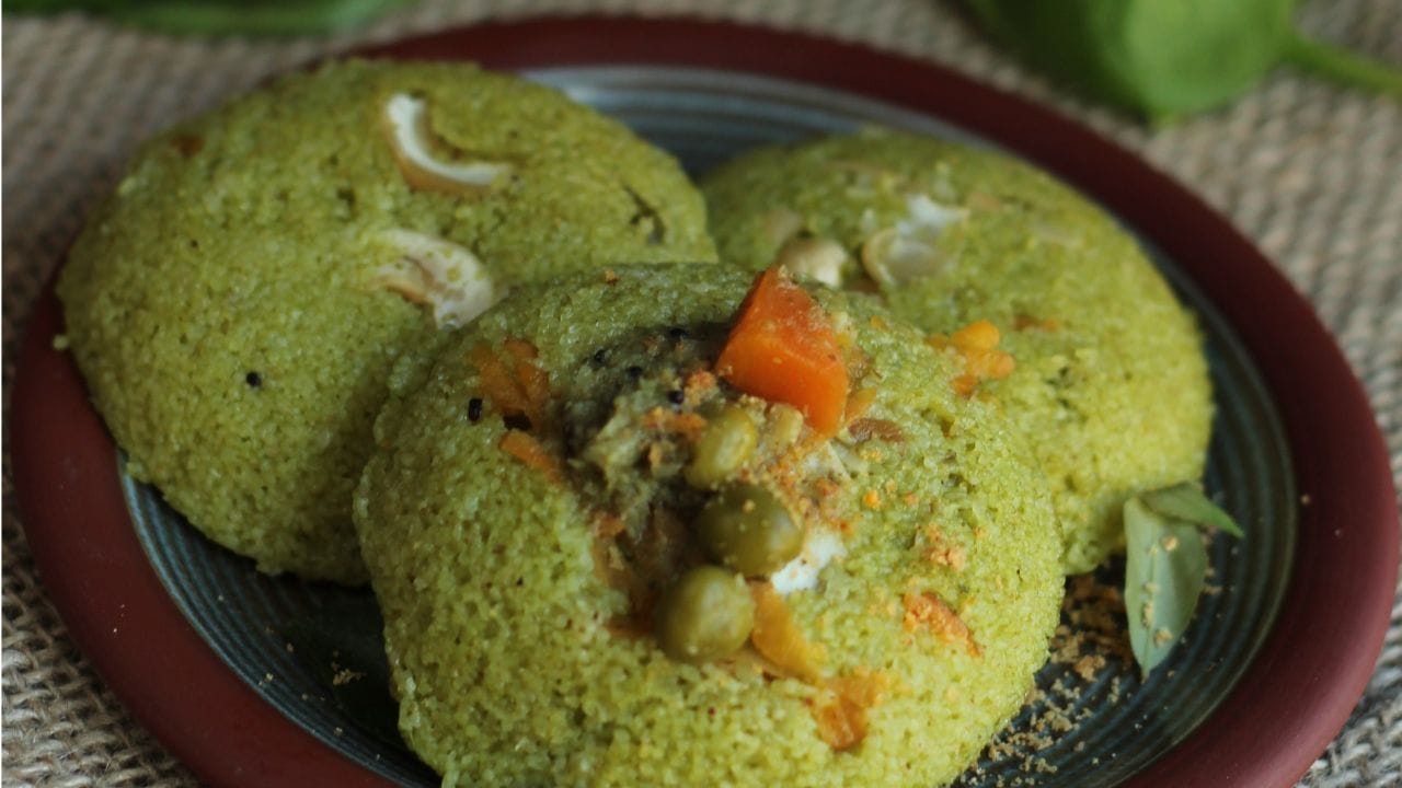 ദിവസവും രാവിലെയുള്ള വിഭവങ്ങളെക്കുറിച്ച് ചിന്തിച്ച് തലപുകയ്ക്കുന്നവരാണ് വീട്ടമ്മമാർ. പതിവായി ഇഡ്ഡലിയും ദോശയും പുട്ടുമൊക്കെയാണ് നമ്മൾ കഴിക്കുന്നത്. വെള്ള നിറത്തിലുള്ള സാധാരണ ഇഡ്ഡലിയും ദോശയുമൊക്കെ കഴിച്ച് മടുത്തവർക്ക് പ്രഭാതഭക്ഷണം കൂടുതൽ കളർഫുള്ളാക്കാനും ആരോഗ്യകരമാക്കാനും ഒരു കിടിലൻ വഴിയുണ്ട്. അതാണ് മുരിങ്ങിയല ഇഡ്ഡലി. കേൾക്കുമ്പോൾ അത്ഭുതം തോന്നിയേക്കാം. (Image Credit Source: Social Media)