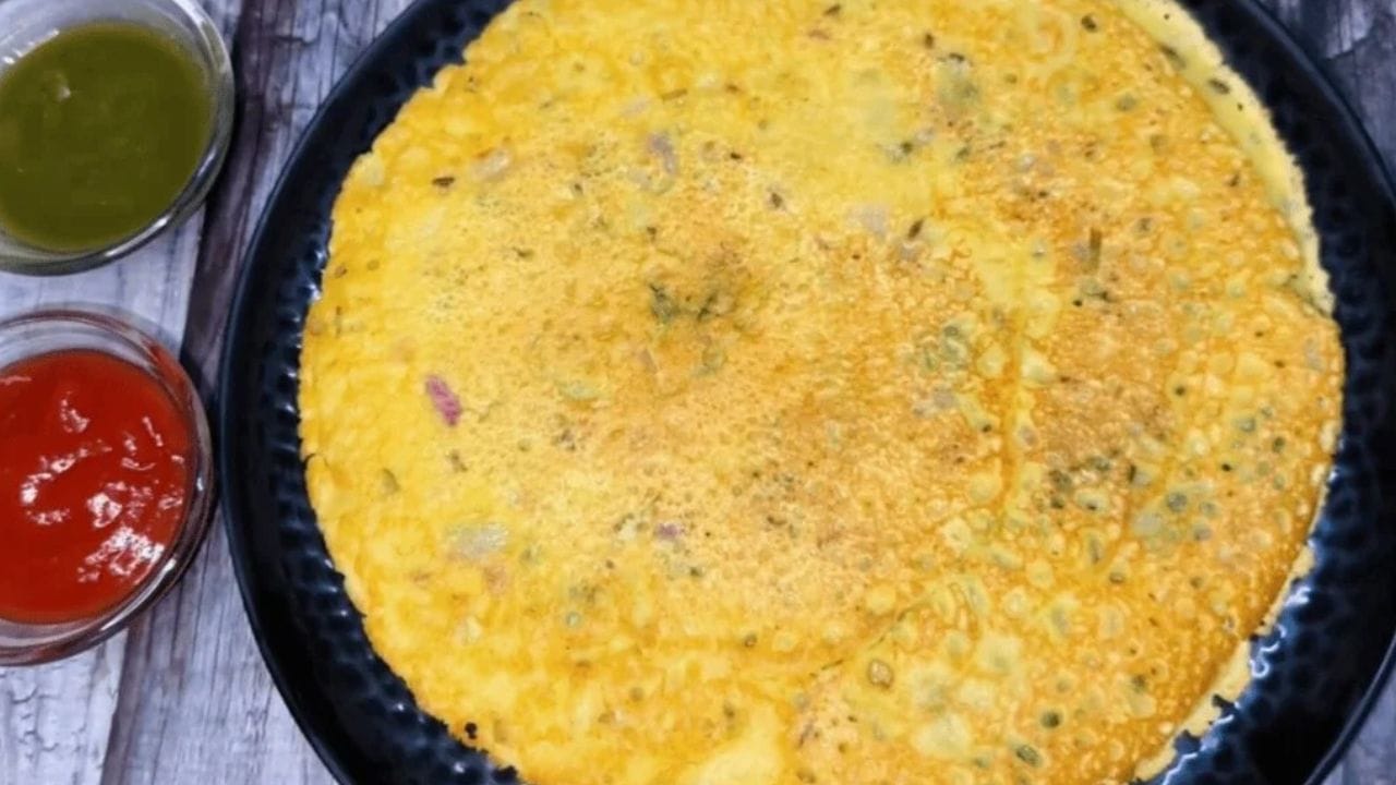തയ്യാറാക്കുന്ന വിധം: ഒരു പാത്രത്തിലേക്ക് കടലമാവ്, ഉപ്പ്, കുരുമുളകുപൊടി, ചില്ലി ഫ്‌ലേക്‌സ്, മിക്‌സഡ് ഹെർബ്‌സ് എന്നിവ എടുക്കുക. ശേഷം അതിലേക്ക് ആവശ്യത്തിന് വെള്ളം ഒഴിച്ച് ദോശമാവിനേക്കാൾ അൽപം നേർത്ത രൂപത്തിലുള്ള മിശ്രിതമാക്കി കലക്കിവയ്ക്കാം. ഒരു നോൺസ്റ്റിക് പാൻ ചൂടാക്കി അരിഞ്ഞ കൂൺ എണ്ണ ചേർക്കാതെ രണ്ടുമുതൽ മൂന്ന് മിനിറ്റ് വരെ വേവിക്കുക. തുടർന്ന് ചീരയും ചെറി തക്കാളിയും ചേർത്ത് അൽപം ഉപ്പും കുരുമുളകും ഇട്ട് ഒന്നോ രണ്ടോ മിനിറ്റ് കൂടി വഴറ്റിയെടുക്കാം.
