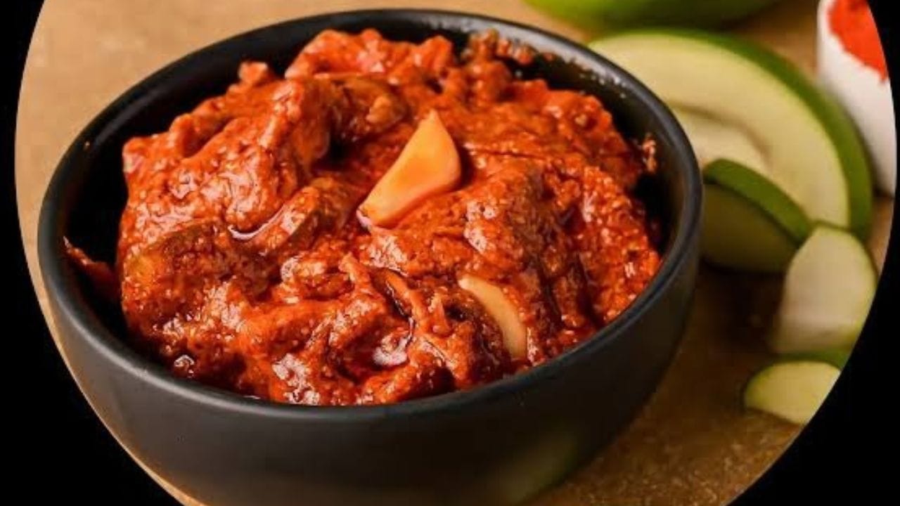 അച്ചാർ ഇടുന്ന ഭരണിയോ ഗ്ലാസ് ജാറോ കഴുകിയ ശേഷം വെയിലത്തു വച്ച് നന്നായി ഉണക്കിയെടുക്കുക. അച്ചാർ കോരാൻ ഈർപ്പമില്ലാത്ത തടികൊണ്ടുള്ളതോ സ്റ്റീൽ കൊണ്ടുള്ളതോ ആയ സ്പൂൺ മാത്രം ഉപയോഗിക്കുക. ഈർപ്പമുള്ള സ്പൂൺ ഉപയോഗിച്ചാൽ പെട്ടെന്ന് പൂപ്പൽ വരും. അച്ചാറിൽ ഉപ്പിന്റെ അളവ് കുറഞ്ഞാൽ പൂപ്പൽ വരാൻ സാധ്യത കൂടുതലാണ്.