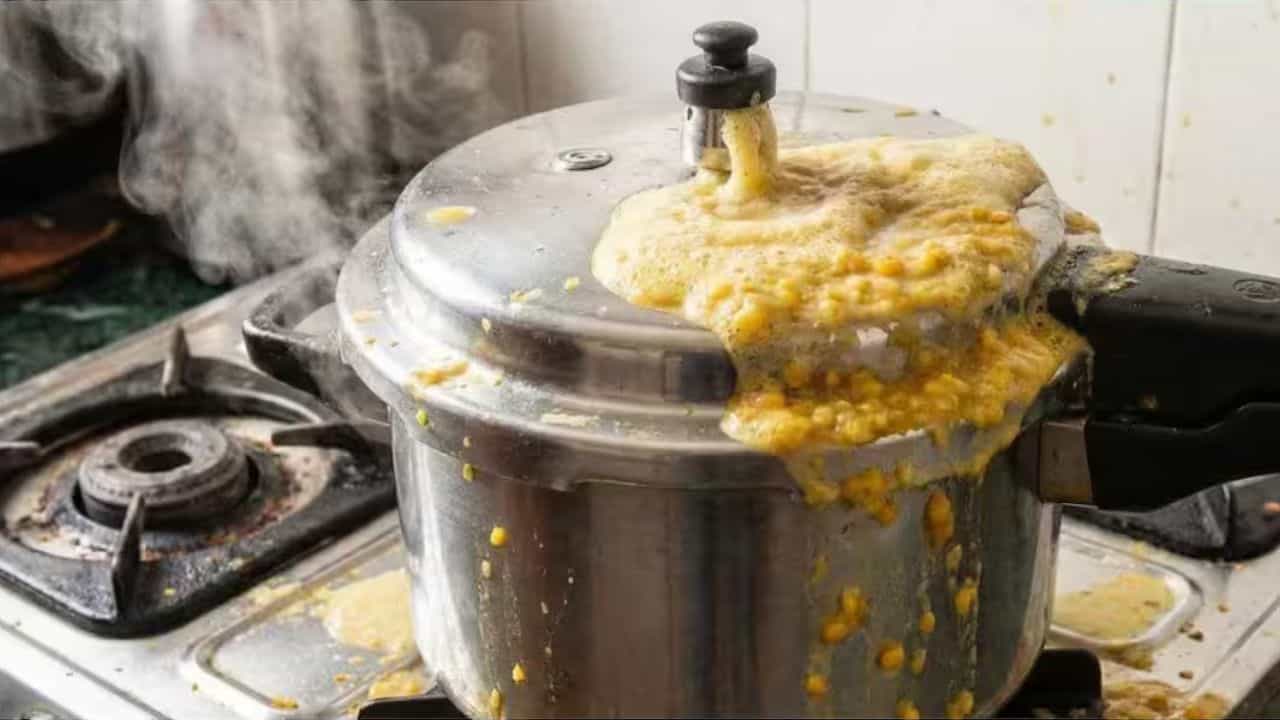 Kitchen Tips: കുക്കറിൽ നിന്ന് പതഞ്ഞൊഴുകുന്നുണ്ടോ? വെള്ളം പുറത്തേക്ക് വരുന്നത് ഈസിയായി തടയാം Kitchen Tips: കുക്കറിൽ നിന്ന് പതഞ്ഞൊഴുകുന്നുണ്ടോ? വെള്ളം പുറത്തേക്ക് വരുന്നത് ഈസിയായി തടയാം