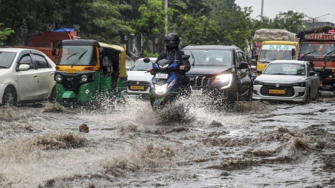 വൈകുന്നേരം ഇടിവെട്ടിമഴയോ, അറബി കടലിൽ ചക്രവാതചുഴി; ന്യൂനമർദം എന്ന്
