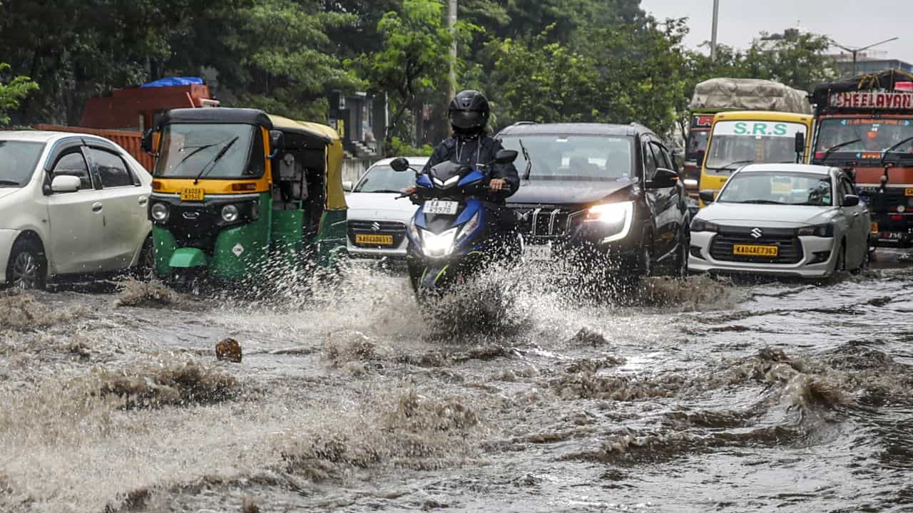 Kerala Weather Update: വൈകുന്നേരം ഇടിവെട്ടി മഴയോ, അറബി കടലിൽ ചക്രവാത ചുഴി; ന്യൂനമർദം എന്ന്? Kerala Weather Update: വൈകുന്നേരം ഇടിവെട്ടി മഴയോ, അറബി കടലിൽ ചക്രവാത ചുഴി; ന്യൂനമർദം എന്ന്?