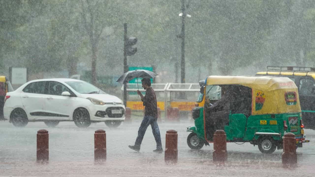 Kerala Weather Update: തുലാവർഷത്തിൽ ഇടിവെട്ടി മഴ, ജില്ലകളിൽ യെല്ലോ അലർട്ട്; ശ്രദ്ധിക്കേണ്ടത് ഈ ജില്ലക്കാർ