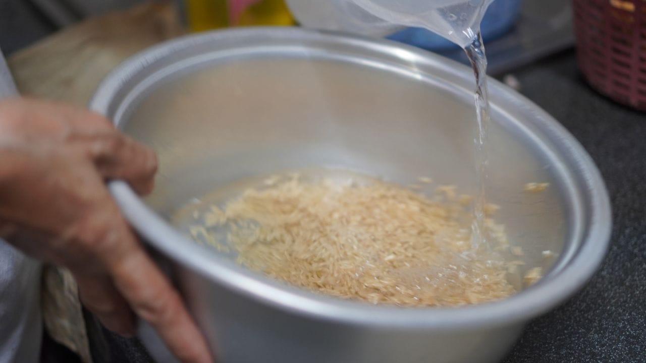 ചോറ് കലത്തിലോ കുക്കറിലോ വേവിച്ചതാകട്ടെ, വേവ് കൂടിപ്പോയാൽ അരി ഊറ്റിയെടുക്കുന്നതിന് മുമ്പ് പാത്രത്തിന്റെ വായ ഭാഗത്ത് ശുദ്ധമായ ഒരു കോട്ടൺ തുണി വച്ചതിനു ശേഷം അതിനു മുകളിൽ പാത്രത്തിന്റെ അടപ്പ് വച്ച് കഞ്ഞിവെള്ളം വാർത്തു കളയാവുന്നതാണ്. ചോറിലെ ഈർപ്പവും വെള്ളമയവും കോട്ടൺ തുണി മുഴുവനായി വലിച്ചെടുക്കുന്നതോടെ ചോറ് ഒട്ടിപ്പിടിക്കാതെയും കുഴഞ്ഞുപോകാതെയും റെഡിയായി കിട്ടും.