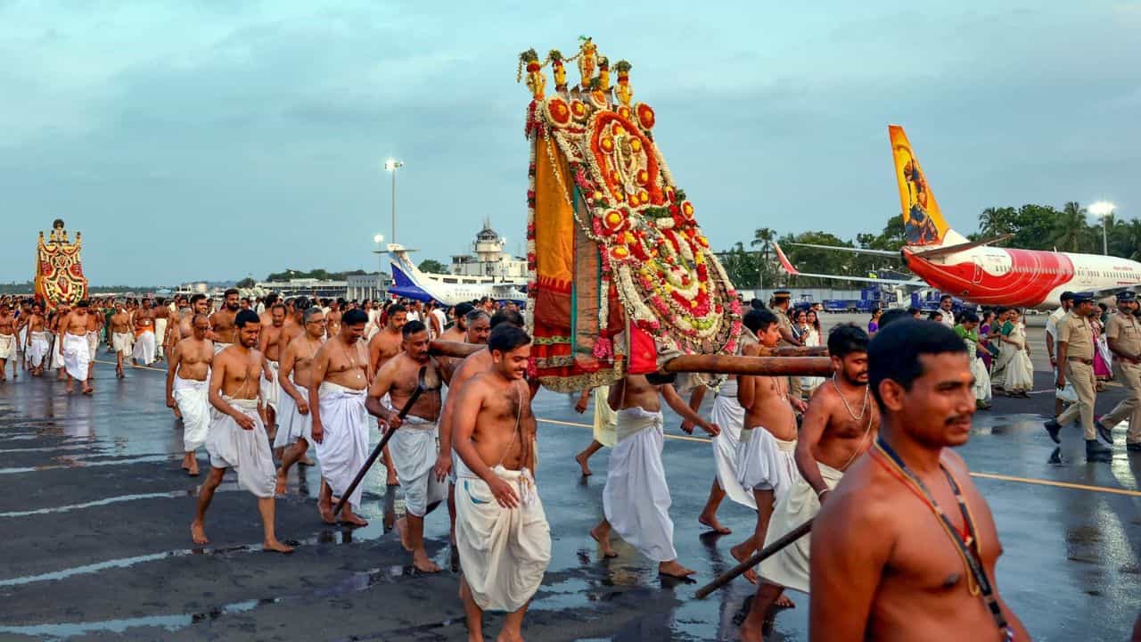 Thiruvananthapuram Airport: ആറാട്ട് മഹോത്സവം: തിരുവനന്തപുരം വിമാനത്താവളത്തിൽ വിമാന സർവീസുകൾക്ക് നിയന്ത്രണം Thiruvananthapuram Airport: ആറാട്ട് മഹോത്സവം: തിരുവനന്തപുരം വിമാനത്താവളത്തിൽ വിമാന സർവീസുകൾക്ക് നിയന്ത്രണം