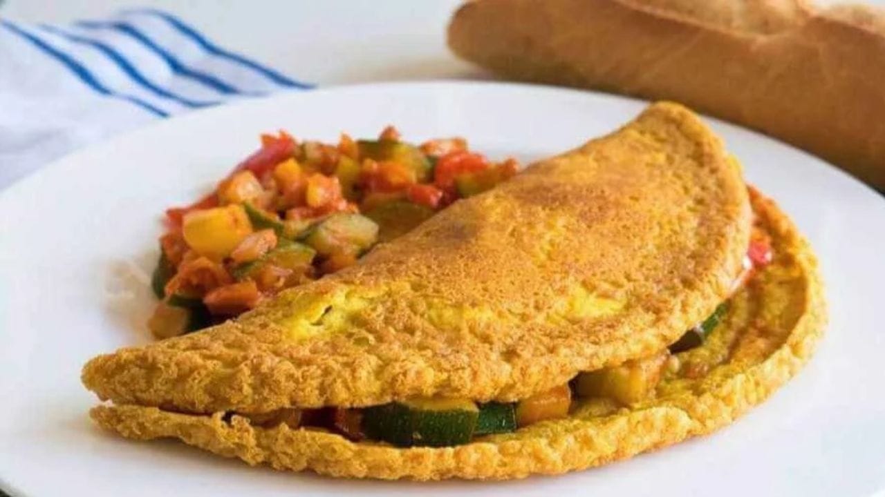 പാനിൽ അൽപം എണ്ണ പുരട്ടിയ ശേഷം കടലമാവ് കലക്കിയത് ഒഴിച്ച് ഓംലെറ്റിന്റെ രൂപത്തിൽ പരത്തുക. വളരെ നേർത്തതായി പരത്തരുത്. മിശ്രിതം പകുതിയോളം വെന്തുകഴിയുമ്പോൾ പനീർ ഗ്രേറ്റ് ചെയ്ത് മുകളിൽ വിതറുക. സ്പൂൺ ഉപയോഗിച്ച് പതുക്കെ അമർത്തി ചേർത്തുവയ്ക്കാം. നേരത്തേ വഴറ്റിവച്ച പച്ചക്കറികൾ ഓംലെറ്റിന്റെ മുകളിൽ നിരത്തുക. മുകളിൽ അര ചീസ് സ്ലൈസും വയ്ക്കാം. 
