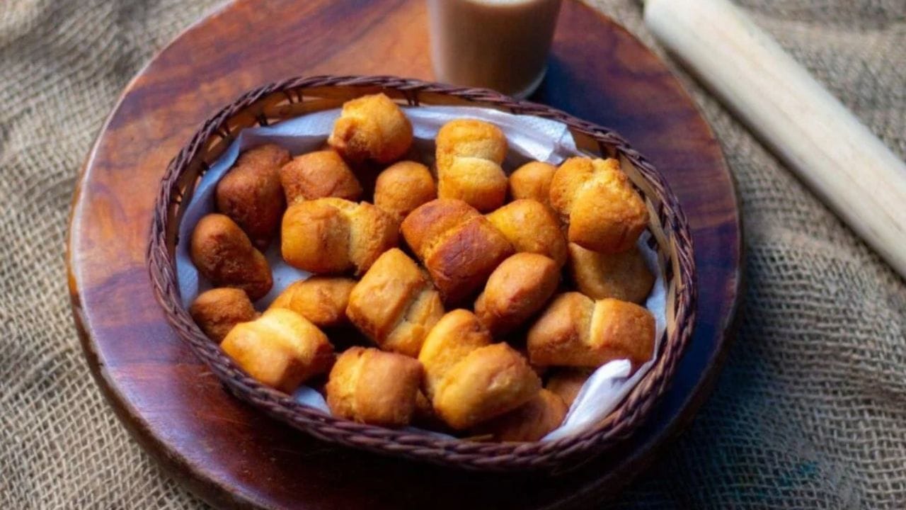 ആവശ്യമായ ചേരുവകൾ: മൈദ- 500 ഗ്രാം, മുട്ട-3 എണ്ണം, പഞ്ചാസാര പൊടിച്ചത്- 2 കപ്പ്, നെയ്യ്- ഒരു ടേബിൾസ്പൂൺ, എലക്കാ അഞ്ചെണ്ണം പൊടിച്ചത് , വാനില എസൻസ്- അര ടീസ് സ്പൂൺ , സോഡാപ്പൊടി- കാൽ ടീസ് സ്പൂൺ, റവ- 100 ഗ്രാം എന്നിവയാണ് വെട്ടുകേക്കിന് ആവശ്യമായ ചേരുവകൾ. പലരുടെയും ബാല്യകാലത്തിന്റെ മധുരിക്കുന്ന ഓർമയും എന്നും നാവിൻതുമ്പത്ത് തെളിഞ്ഞുവരുന്നൊരു വികാരവുമാണ് വെട്ടുകേക്ക്.
