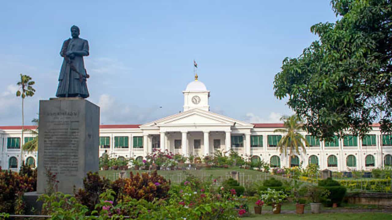 Kerala Government Employees: സർക്കാർ ജീവനക്കാർക്ക് ജോലി 5 ദിവസം മാത്രം, ശനിയും അവധി! തീരുമാനം 17ന് Kerala Government Employees: സർക്കാർ ജീവനക്കാർക്ക് ജോലി 5 ദിവസം മാത്രം, ശനിയും അവധി! തീരുമാനം 17ന്
